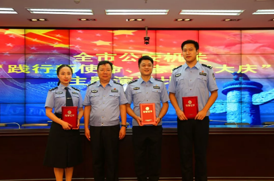 株洲市公安局工会主席、株洲公安文联副主席徐远明为二等奖选手颁奖