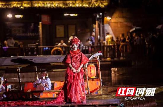 “翠翠的水上婚礼”大型情景演出。