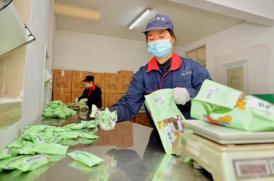 山山食品苦荞茶擂茶生产车间 摄影:李健