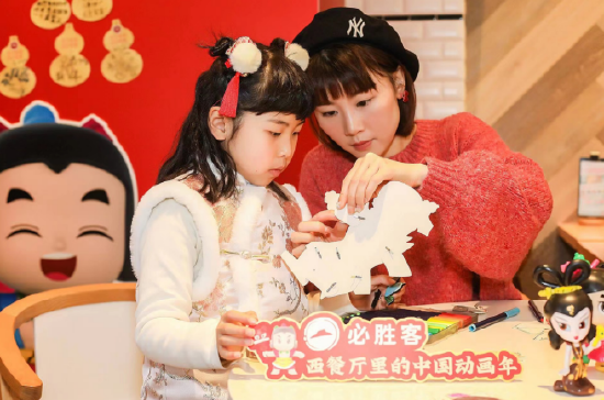 大人小孩齐动手,进行皮影DIY