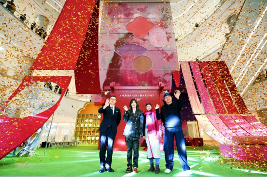 从左至右：长沙尼依格罗酒店及长沙玛珂酒店区域酒店经理王悦先生、长沙IFS高级推广及市场经理罗佳女士、书法水墨艺术家刘玥女士、数字交互艺术家吴旭先生