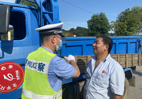安仁交警对农机驾驶员进行道路安全知识宣讲