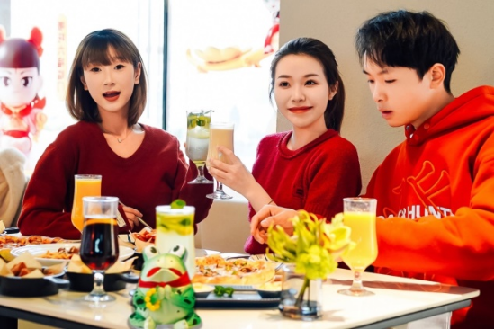 前往主题餐厅打卡的市民朋友