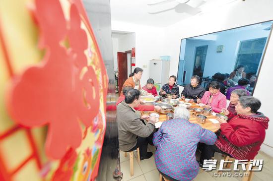 长沙一小区开设“爱心厨房” 供30余位孤寡老人用餐