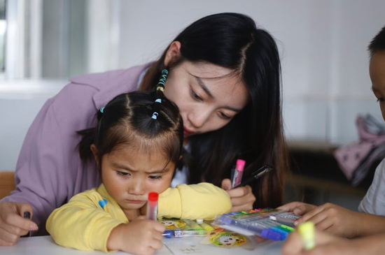 台湾实习生何雅筑和茅坪村留守儿童一起作画