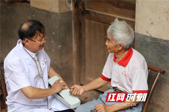 陈和平给老人做身体检查。