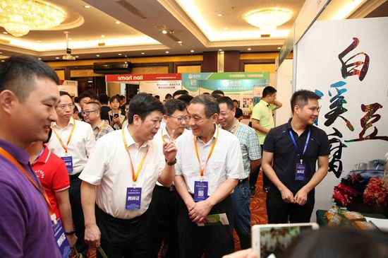 湖南省商务厅厅长徐湘平(前排左二)介绍白溪豆腐