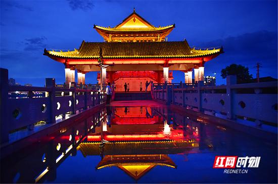 善卷楼夜景。