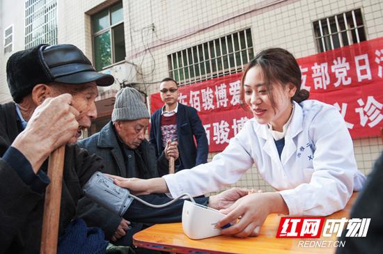 “我是雷锋家乡人，湖湘文化送春风”衡东县文化和旅游志愿者服务活动月启动，为老人量血压。