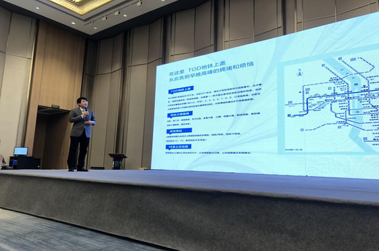 现场图-万科金色梦想负责人讲解项目