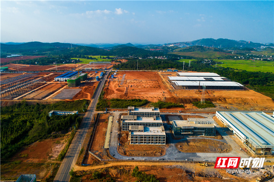 至目前,已经签约入园企业107家,签约金额达121亿元。