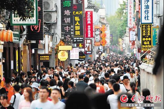 往日热闹的长沙街头 资料图片