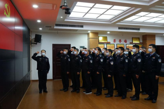 时任科信支队党支部书记、支队长的章恒带领科信支队全体党员干部全警抗疫