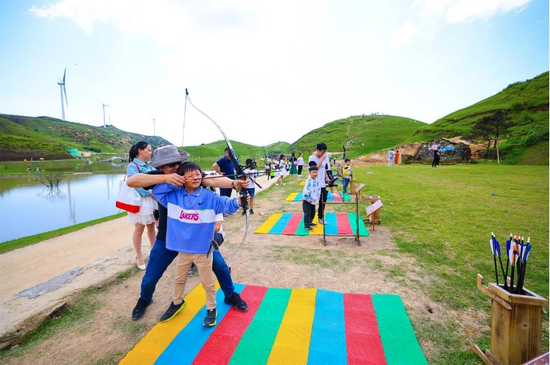 游客体验披甲策马、射箭活动