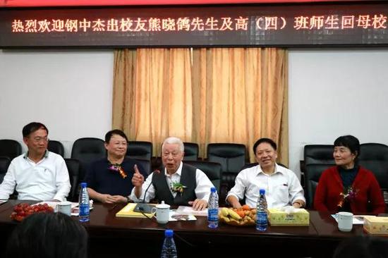 周国良老师和高(四)班同学交流