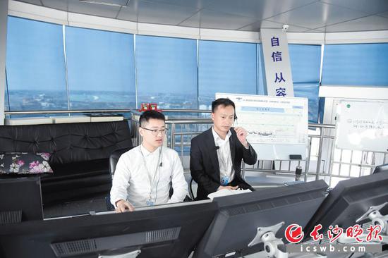 民航湖南空管分局的空管员唐闯(右)带徒弟夏豪进行塔台管制模拟练习,师徒二人一丝不苟,为民航安全保驾护航。 长沙晚报记者 刘琦 摄