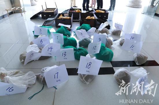 永州一长途客车内藏19只活穿山甲被查