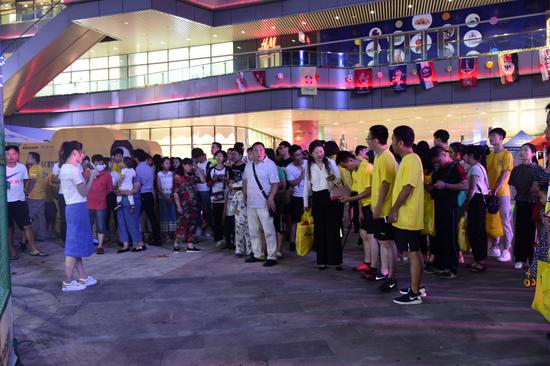 6月14日，由CFC富兴时代广场联合新浪湖南共同举办“为偶像而战”3V3铁笼足球争霸赛正式开战。图为：活动现场吸引大量观众关注