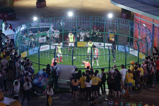 6月14日，“为偶像而战”3V3铁笼足球争霸赛在CFC富兴时代广场正式开战