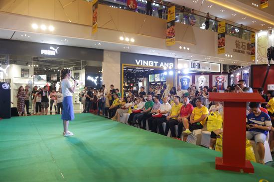 6月14日，由CFC富兴时代广场联合新浪湖南共同举办“为偶像而战”3V3铁笼足球争霸赛正式开战。图为：开幕式活动现场。