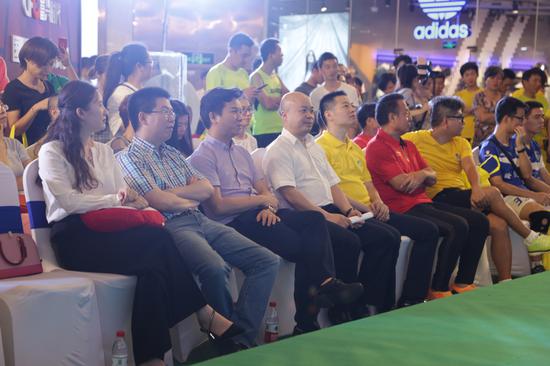 6月14日，由CFC富兴时代广场联合新浪湖南共同举办“为偶像而战”3V3铁笼足球争霸赛正式开战。图为：活动现场嘉宾。