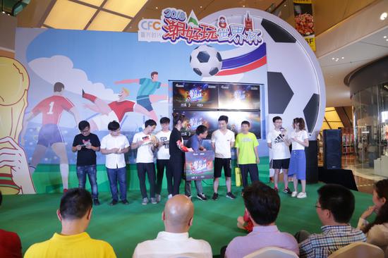 6月14日，由CFC富兴时代广场联合新浪湖南共同举办“为偶像而战”3V3铁笼足球争霸赛正式开战。图为：参赛球队现场抽签分组
