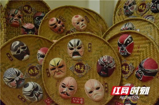 衡阳湘剧艺术有限责任公司部分演员描绘的脸谱。