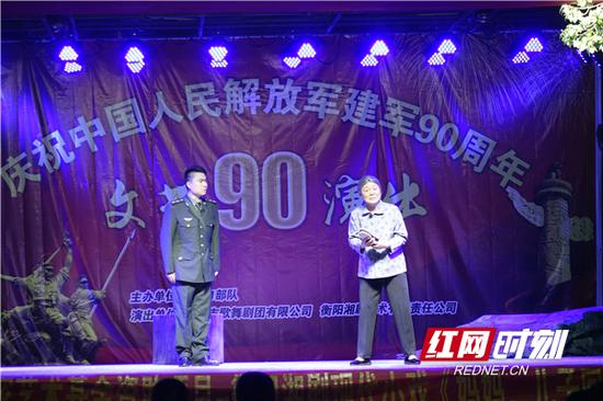 龙丽萍(右)与弟子谭颉(左)在演出现代小戏《妈妈,儿子回来了》。