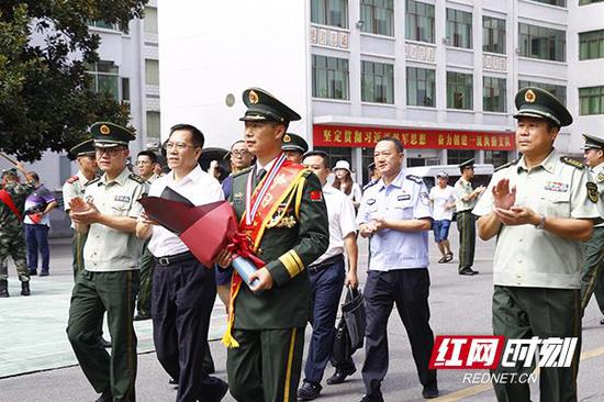8月1日上午，荣膺第二十一届“中国武警十大忠诚卫士”光荣称号的戴诗雄从北京载誉归来。