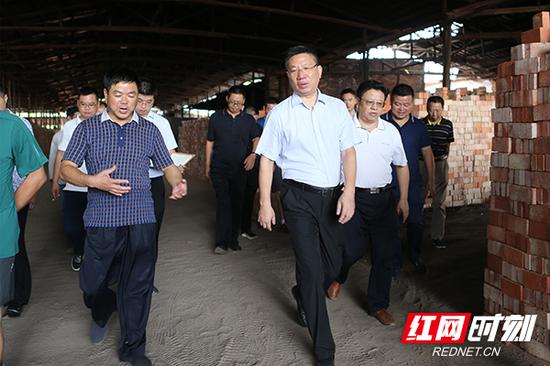 石鼓区委副书记、区长刘浪带队检查关停拆除情况。