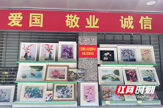 仁恩残疾人综合服务中心作品义卖展示区。