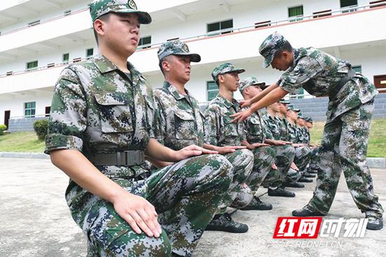 预定新兵们统一身着迷彩服,精神抖擞、热火朝天地训练着。