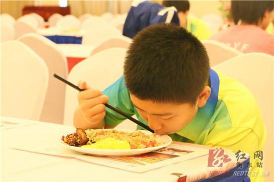 图:大家吃的津津有味
