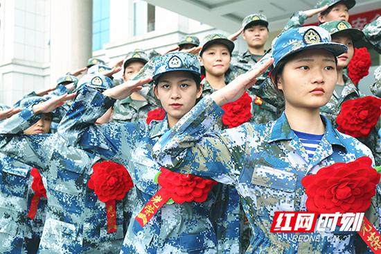 9月16日一大早,衡阳36名女兵在衡阳市征兵办院子里排着长长的队伍依次领取入伍被装。
