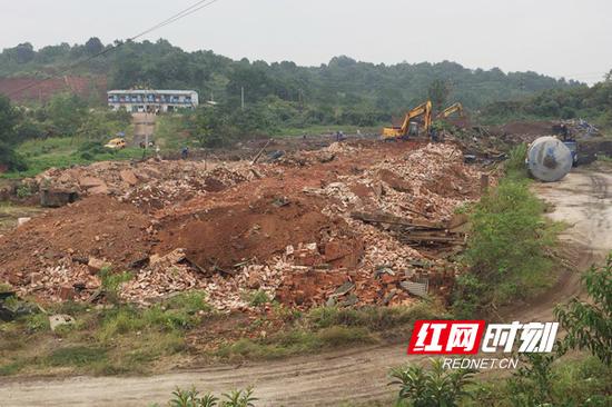 9月17日，珠晖区依法对酃湖乡四兴砖厂实施关停拆除。