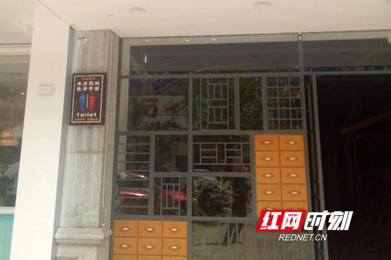 国庆前夕，衡阳县临街35家超市、商铺等纷纷挂出有统一标识的“本店厕所，免费开放”的牌子。