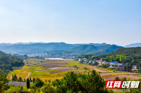 位于群山之间的岣嵝乡，精准扶贫让其发生了翻天地覆的变化。