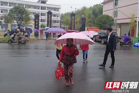 放学后,张文梓护送学生过马路。