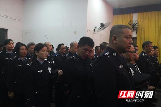 “直到现在都无法接受这个事实,一个大活人就这么没了。”追悼会上,不少同事几度哽咽。