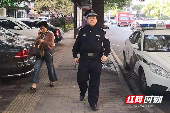 10月13日,民警唐军荣由于长期积劳成疾,突发心肌梗塞经抢救无效后牺牲,此为其生前工作照。