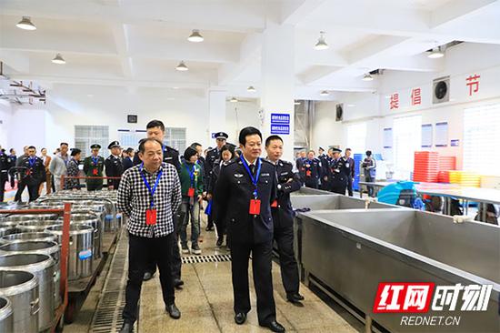湖南省监狱管理局党委委员、副局长颜忠毅参观监狱食堂。