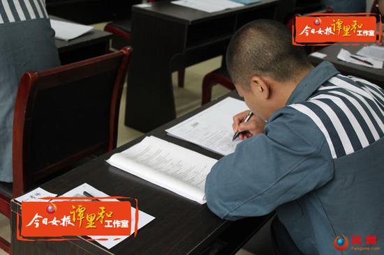 考场内,一名服刑人员正在认真答卷。