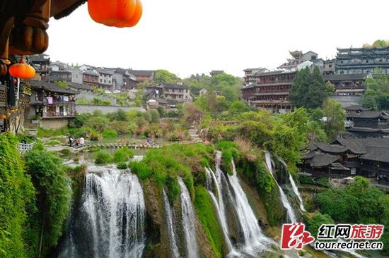 芙蓉镇,一个“挂在瀑布上的千年古镇”。