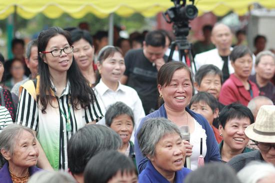 冯云副馆长参与文化志愿活动(杨寰摄)