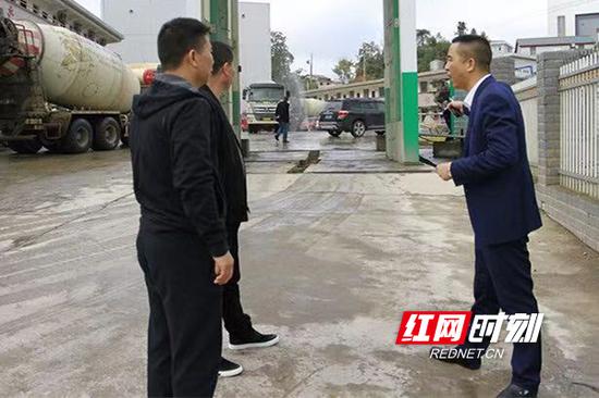 督察组对辖区内混泥土搅拌站开展环保工作督察。