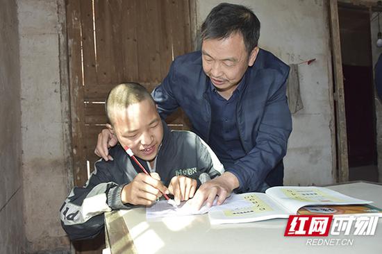 刘华革老师(右)给阳佳财上门上课。