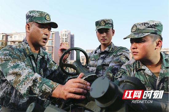 衡阳基干民兵开展以政治思想为引导开展防空实战训练。