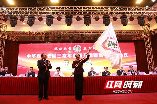 南岳区委副书记、区长、南岳衡山景区管理局局长王燕接五岳会旗及“雄心宝剑”。