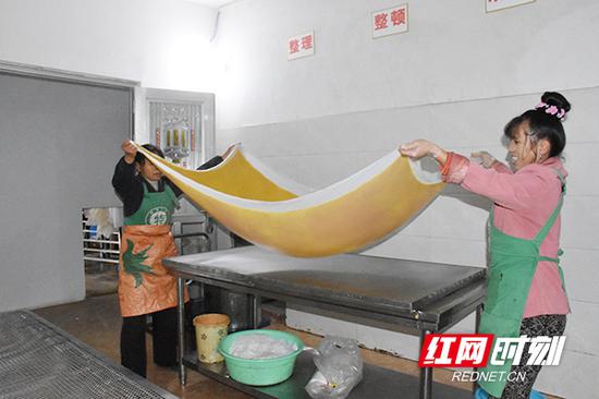 祁东县灵官镇枣园村电子商务基地，村民忙得不可开交。