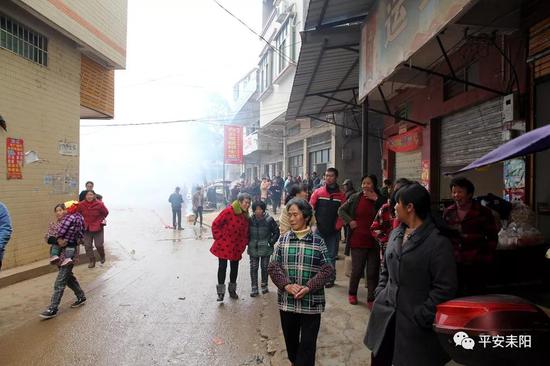 ▲家乡村民夹道欢迎钟斌回家